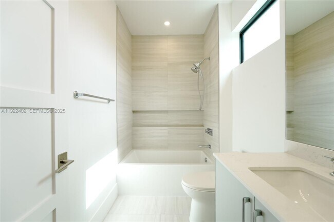 Building Photo - 333 NE Spanish Ct