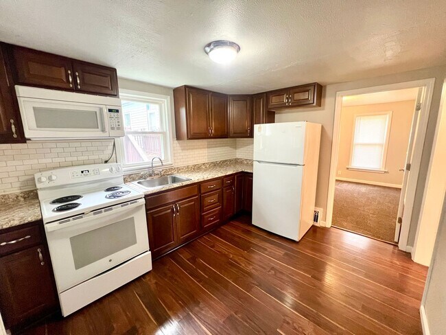 Building Photo - Charming 2 Bedroom, 1 Bath Home - Presente...