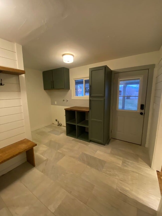 Building Photo - Gorgeous Fully Remodeled 3 Bed 1.5 baths a...