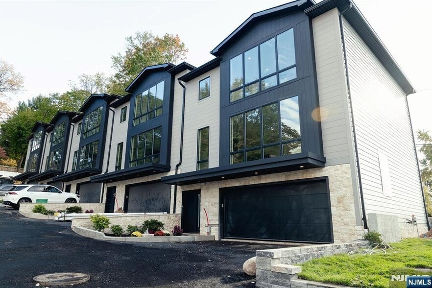 Building Photo - 401 Grand Ave