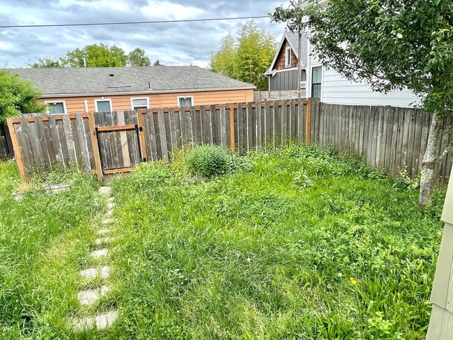 Building Photo - Boise Neighborhood 3-Story Victorian, Walking Distance to N Mississippi