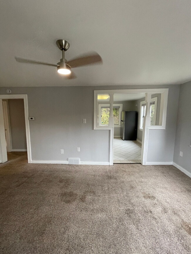 Building Photo - Renovated 2 bed 1 bath apartment in South Side!