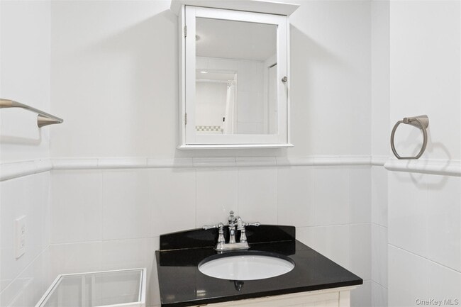 Building Photo - 250 Oak Rd