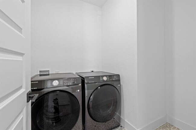 Building Photo - 1325 Castalo Ln