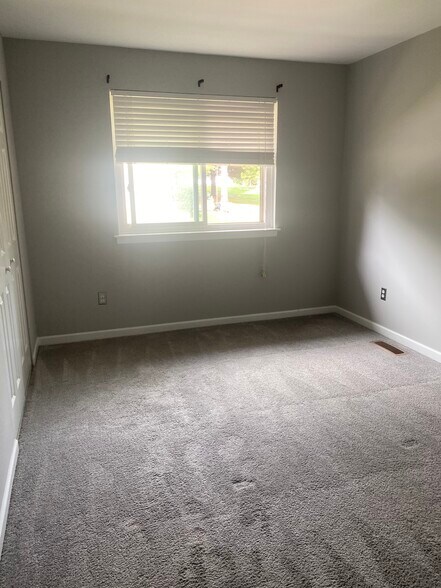 Building Photo - 305 Village Walk
