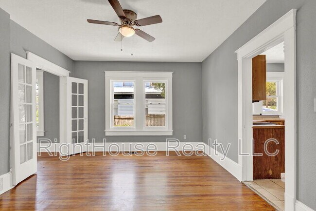 Building Photo - 611 S Grove St