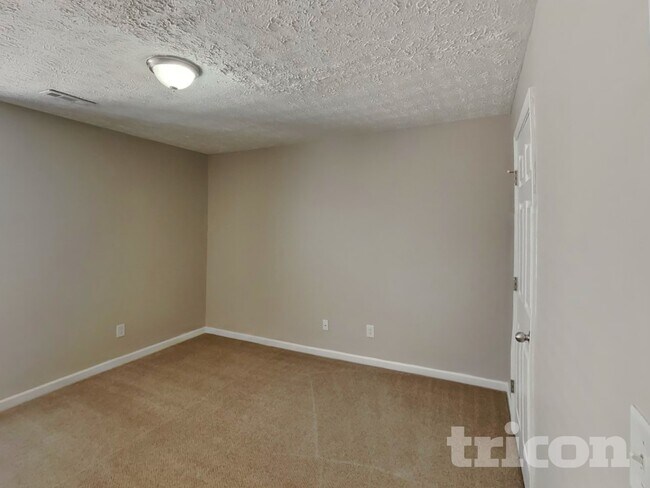 Building Photo - 4028 Deer Run Trce