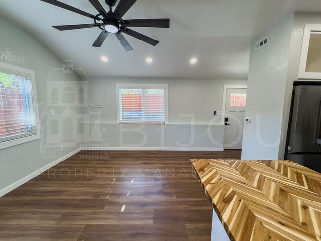 Building Photo - 917 Bennett Ln