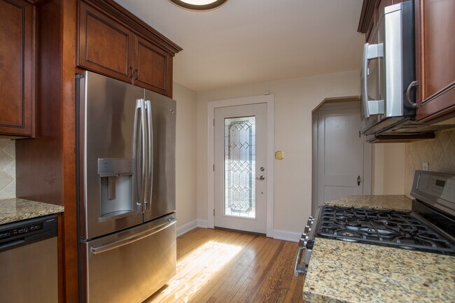 Building Photo - 1319 Hull St