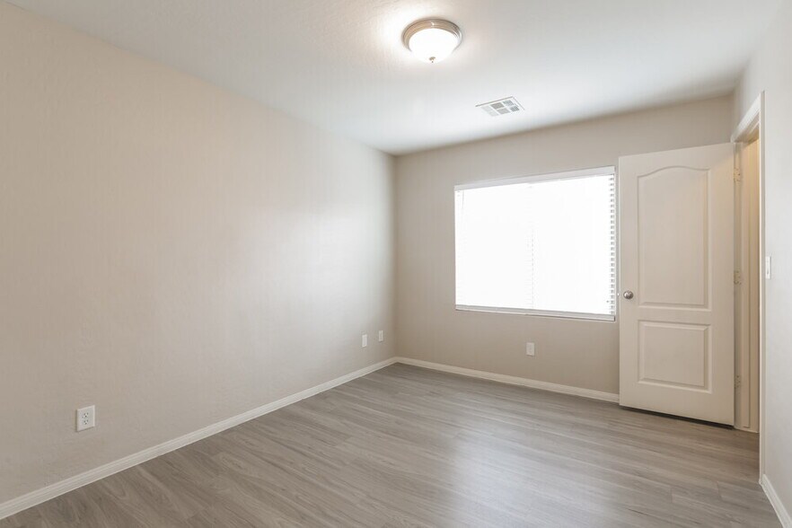 Building Photo - 10428 Yew Blossom Ave