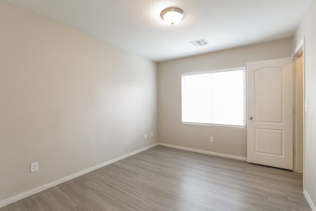 Building Photo - 10428 Yew Blossom Ave