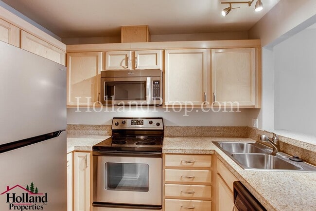 Building Photo - Modern 2-Bedroom Apartment in the Heart of Downtown NEW SUPER PRICE at $1,795!