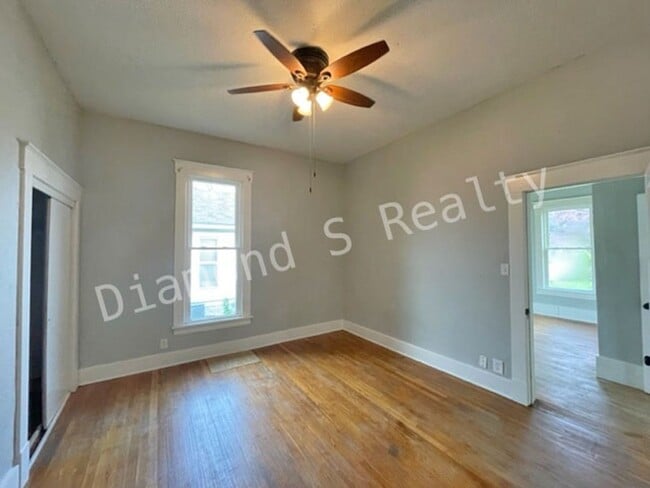 Building Photo - 3 Bedroom Bungalow available Early June!