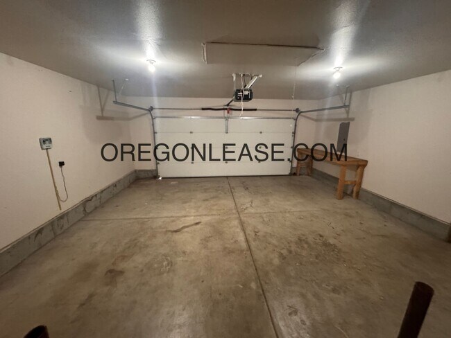 Building Photo - 3 bed 2 bath West Eugene Home