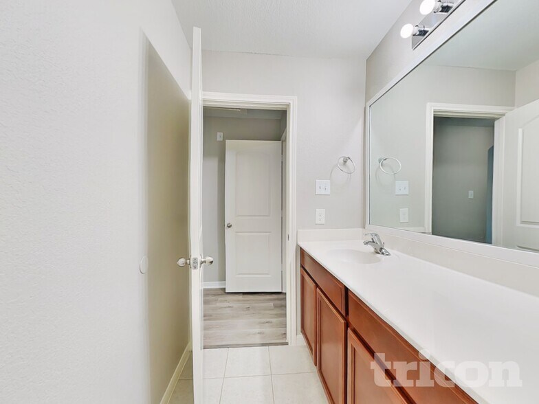 Building Photo - 417 Palomino Stand Dr