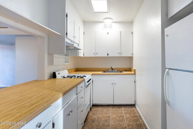 Building Photo - 565 N Macnab Dr