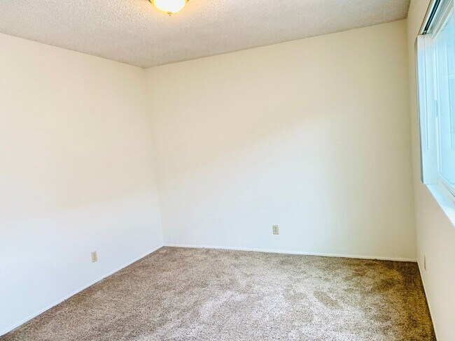 Building Photo - LIVE BY THE BEACH IN MISSION BEACH!  2BR/1...