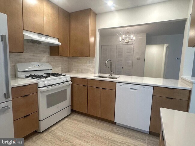 Building Photo - 743 Sedgewick Ct