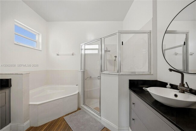 Building Photo - 2615 SE 5th Ct