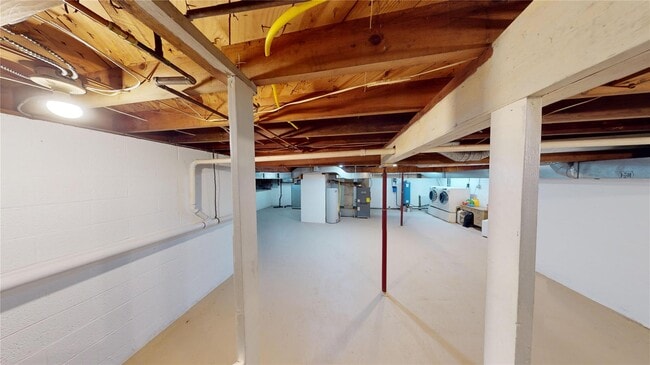 Building Photo - 13 Old Quaker Hill Rd