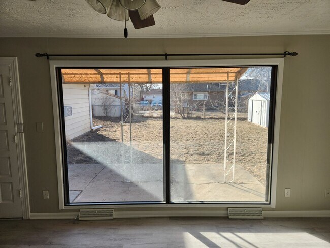 Building Photo - 3 bed, 2 bath, 1 car garage Newly remodeled with fenced backyard!
