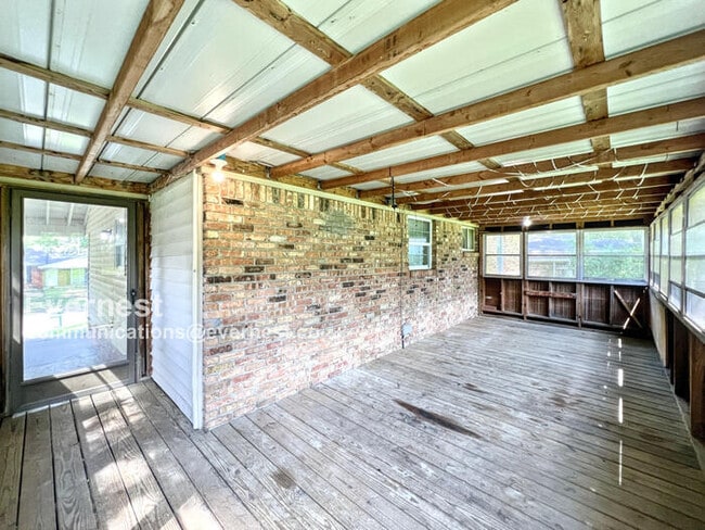 Building Photo - 1369 Bennington Dr