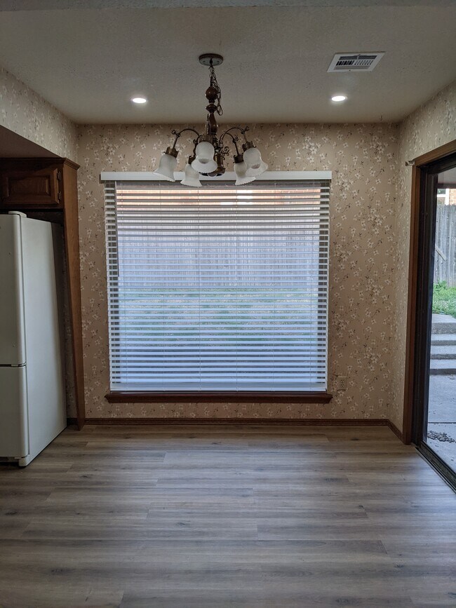 Dining area with new lighting - 1618 Julie Plz