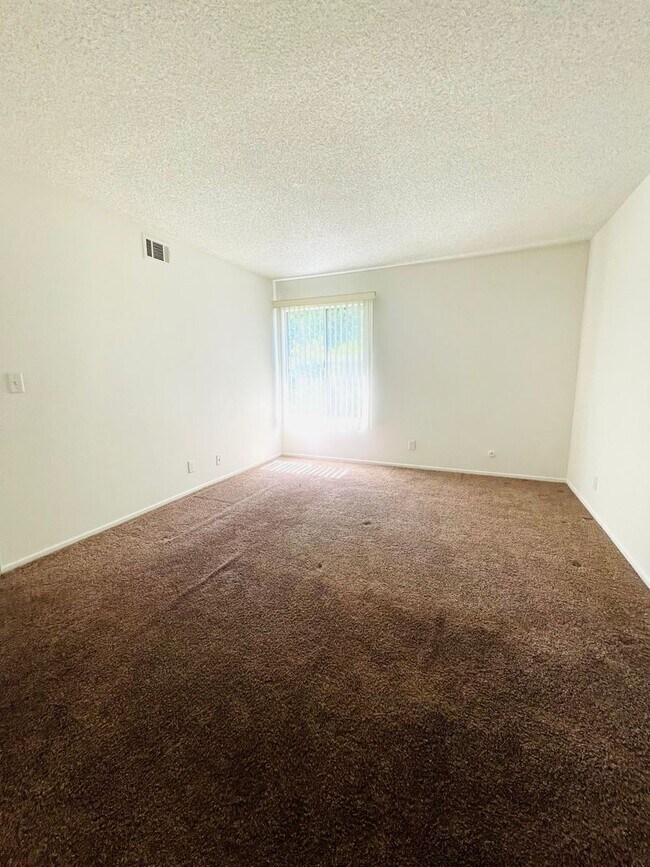 Building Photo - Spacious 2-bedroom, 2-bathroom condo featu...