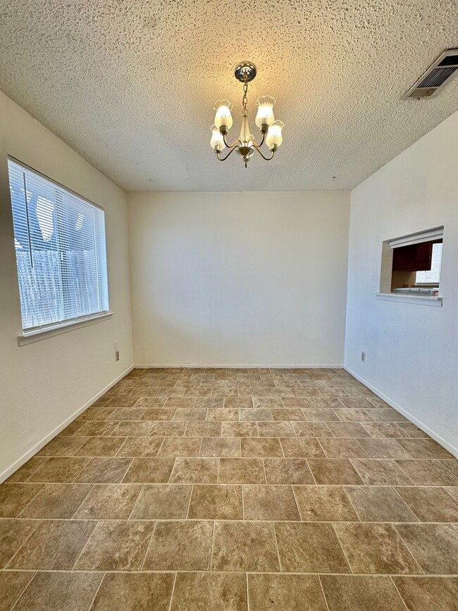 Building Photo - Now Available - 2-Bed 2-Bath Duplex in Gre...