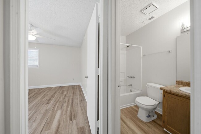 Building Photo - 2 Bedroom Condo in Deerwood Knoll