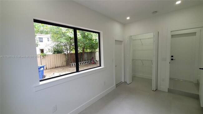 Building Photo - 6201 SW 22nd St