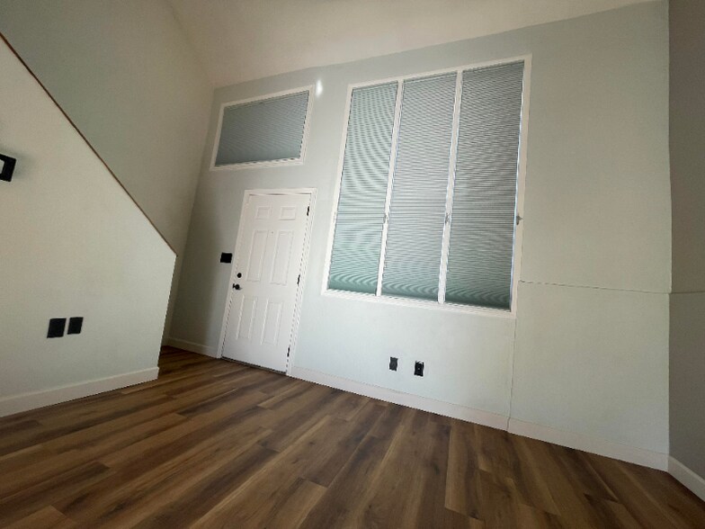 Building Photo - 4240 N Longview Ave