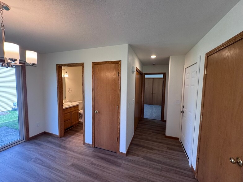 Building Photo - 627 E Pine St