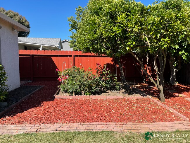 Building Photo - 3 Bedroom Home in Hayward