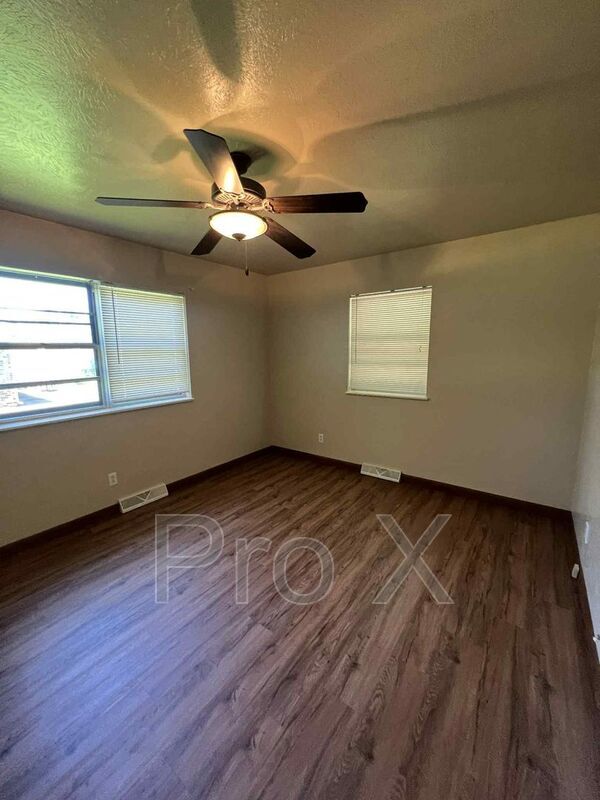 Building Photo - 601-607 Meadowmere