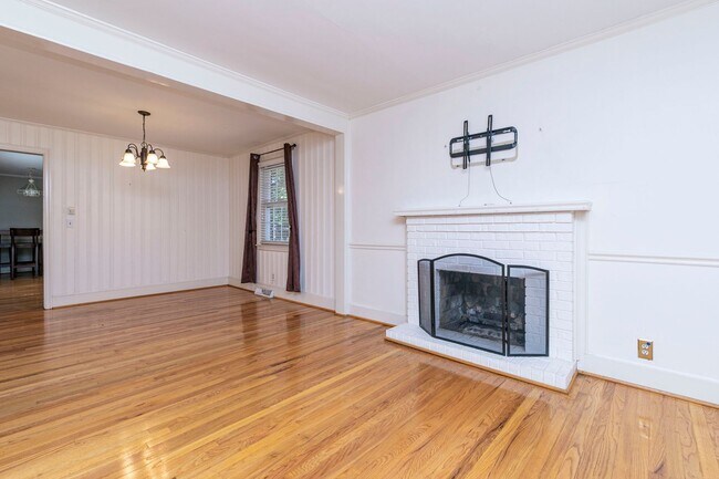 Building Photo - Beautiful rental full of character and charm located in The Avenues of Cayce! Close to USC!