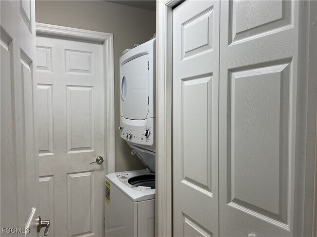 Building Photo - 1401 SW 6th Ave