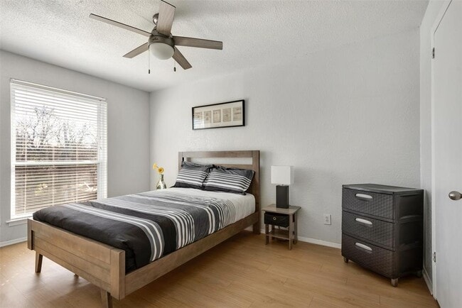 Building Photo - 2401 Manor Rd