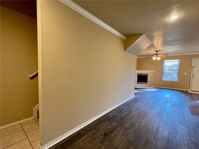 Building Photo - 2219 Skyler Dr