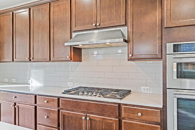 Building Photo - Bueaitful 4 bedroom home with 1 bed 1 bath MIL!
