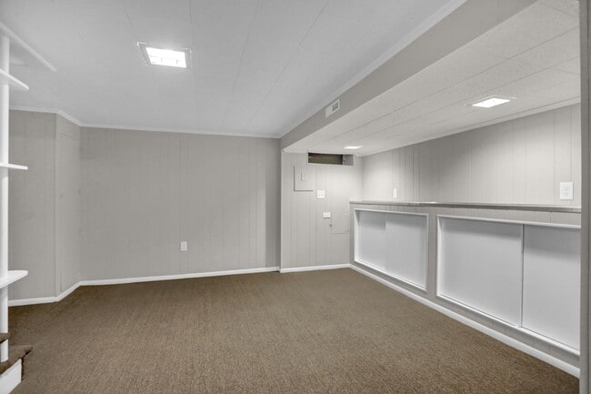 Building Photo - Completed Renovated Townhouse