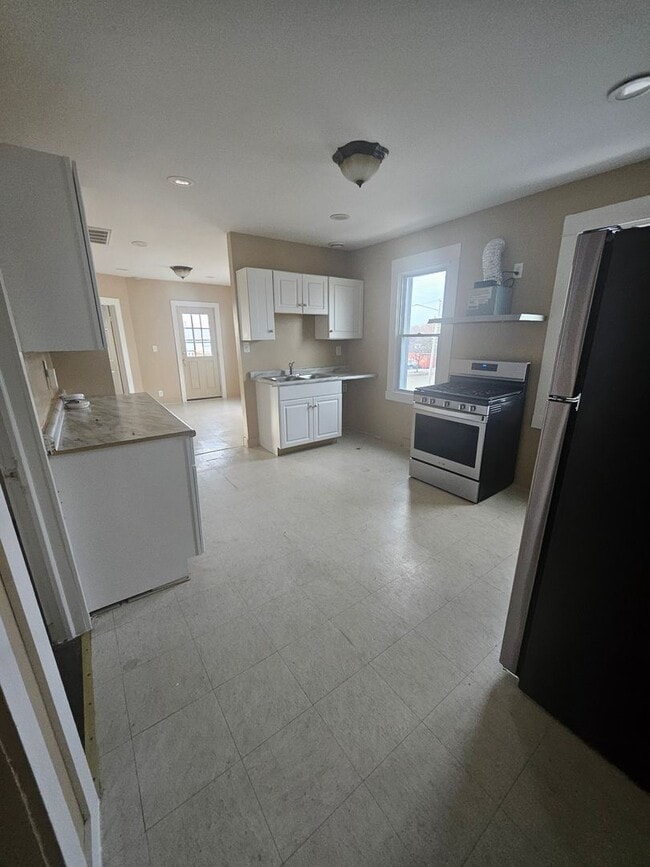 Building Photo - Upper 3 bedroom unit west side