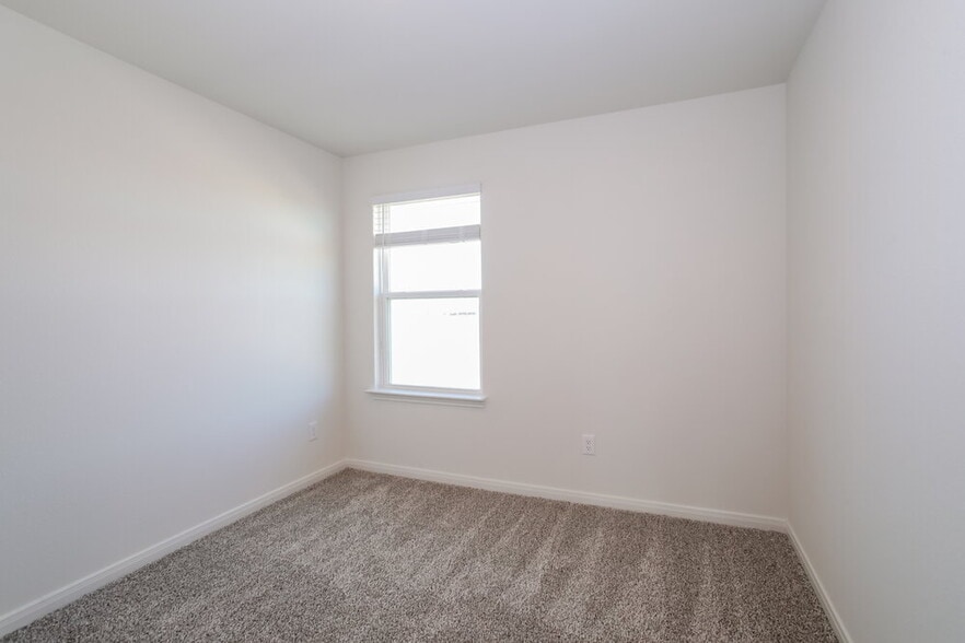 Building Photo - 220 Marsh Ln