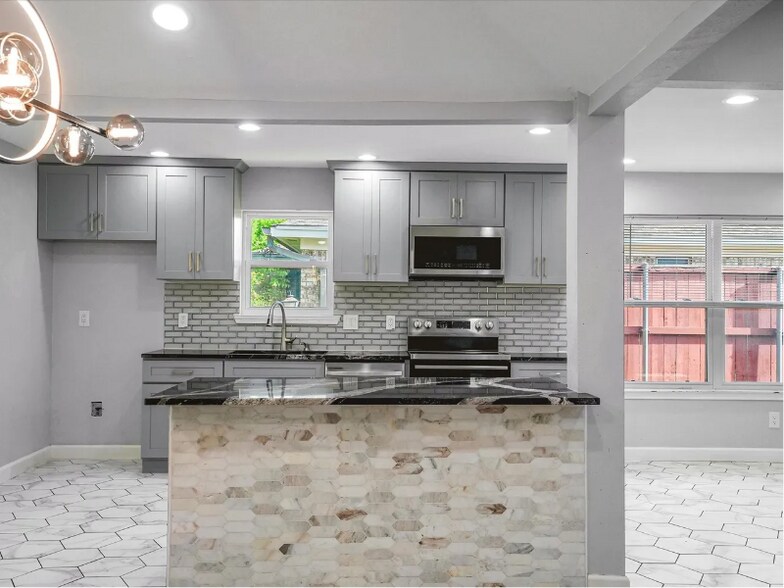 Building Photo - 900 Westminster Dr