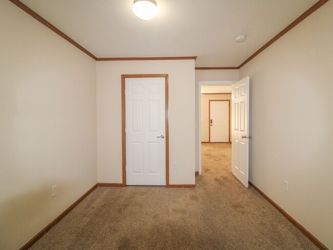Building Photo - 130 Meadows Ln