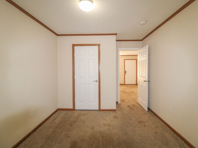 Building Photo - Beautiful 3 Bedroom Duplex in Convenient Pulaski Location