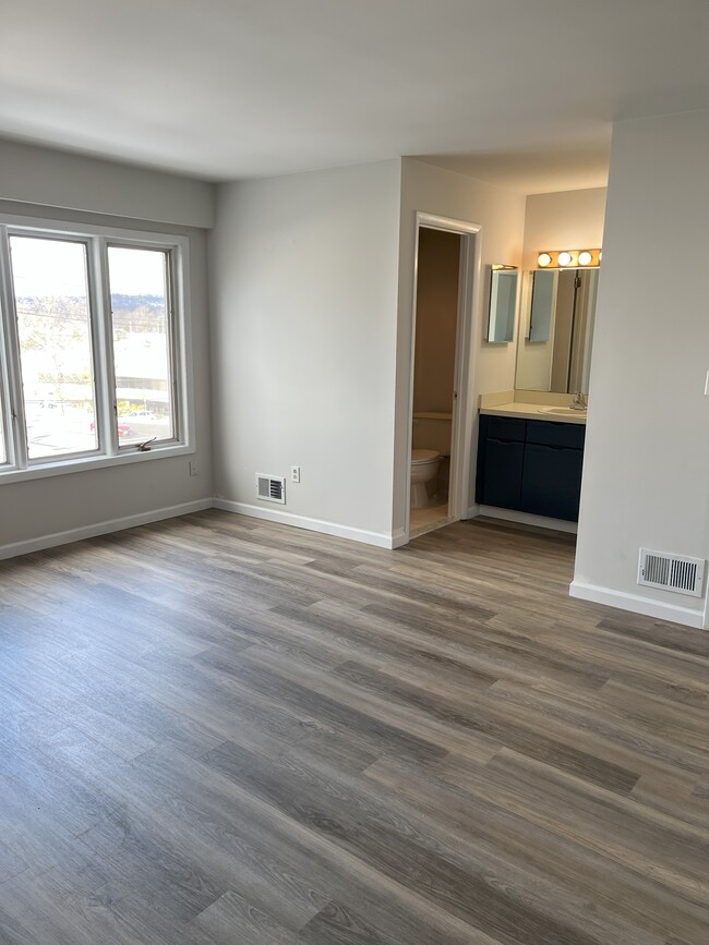 Bedroom Ensuite with Full Bathroom, Dressing Area and Closet - 281 Browertown Rd