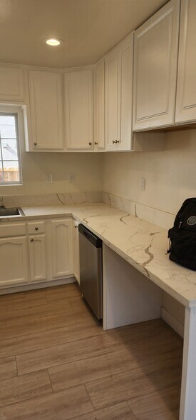 Building Photo - 950 N Kingsley Dr