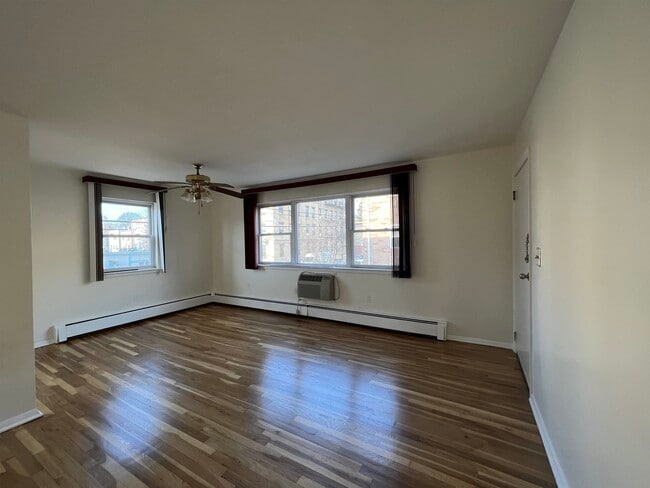 Primary Photo - 5800 Broadway