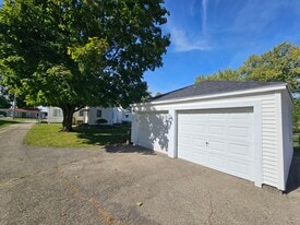 Building Photo - 825 S Walnut St